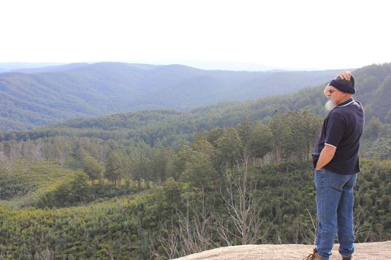 Chops keeping hold of his hat