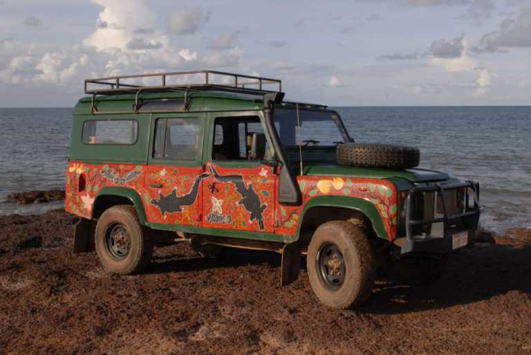 Land Rover at Rainbow Cliffs