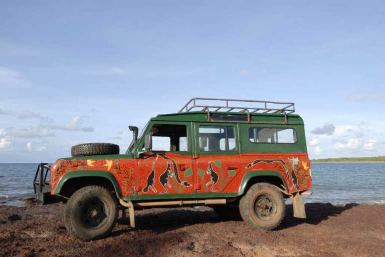 Land Rover at Rainbow Cliffs