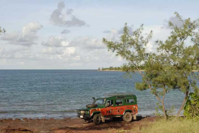 Land Rover at Rainbow Cliffs